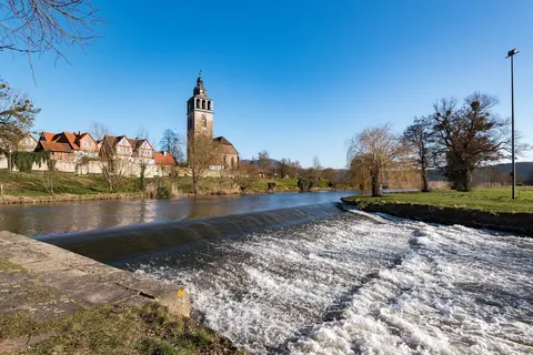 Allendorf von der Werra aus gesehen, mit der Stadtmauer und dem Turm der Kirche St. Crucis
